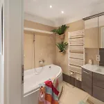 Ostseeoase Mit Strandkorb Am Meer