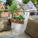 Ostseeoase Mit Strandkorb Am Meer