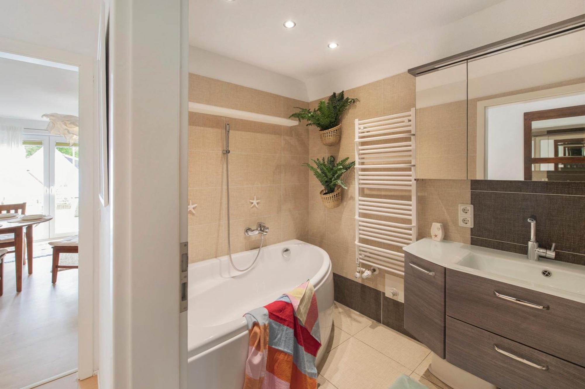 Ostseeoase Mit Strandkorb Am Rostock